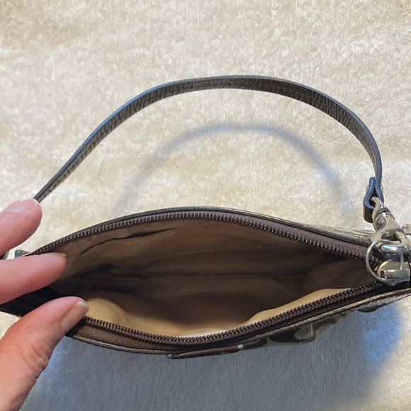 Coach wristlet in very good condition - Picture 4 of 6